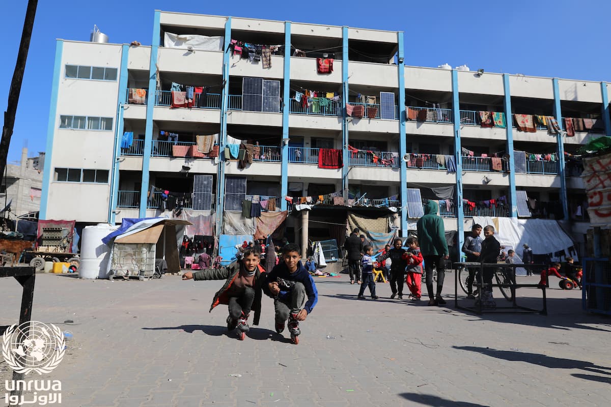 Niños desplazados juegan frente a una escuela de la UNRWA convertida en refugio en el campamento de Yabalia, Gaza