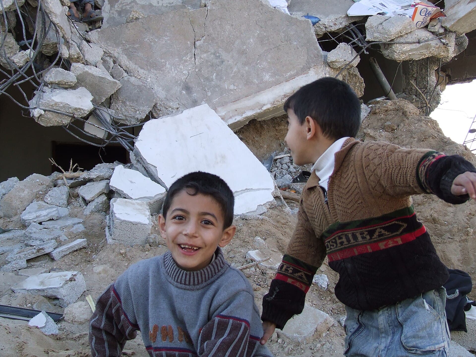 Dos niños juegan junto a los escombros de casas destruidas en Gaza