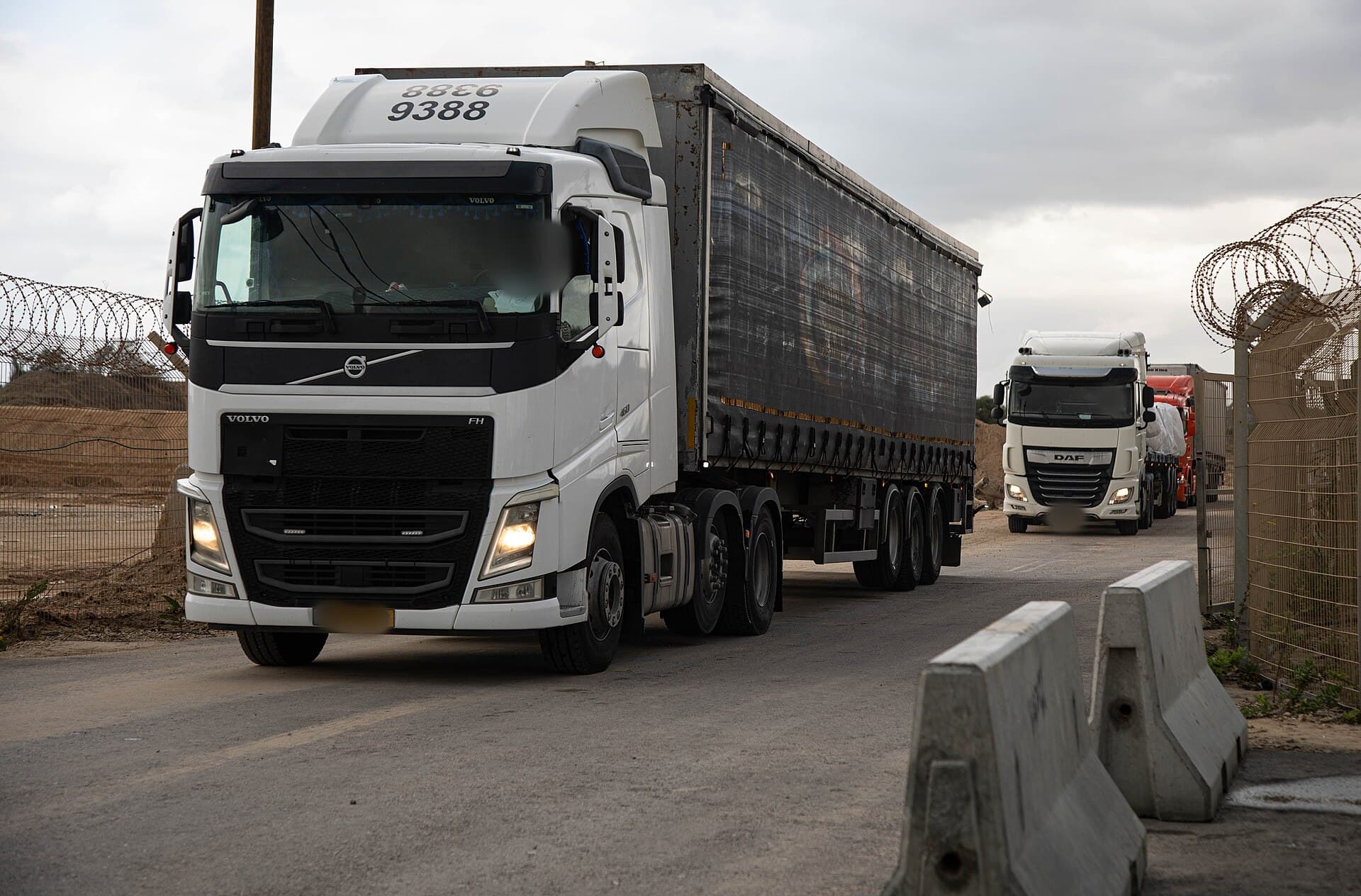 Camiones cargados de ayuda humanitaria hacen fila en un cruce hacia Gaza