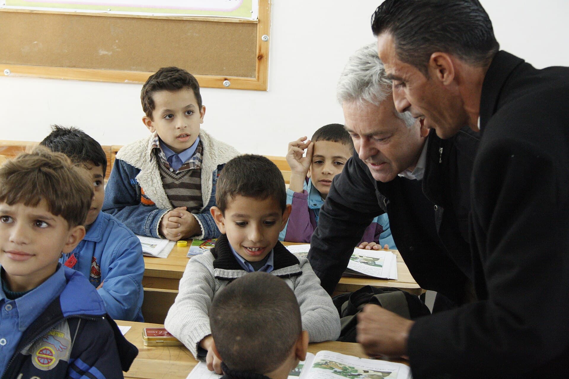 Escolares en sus pupitres en un aula de Gaza