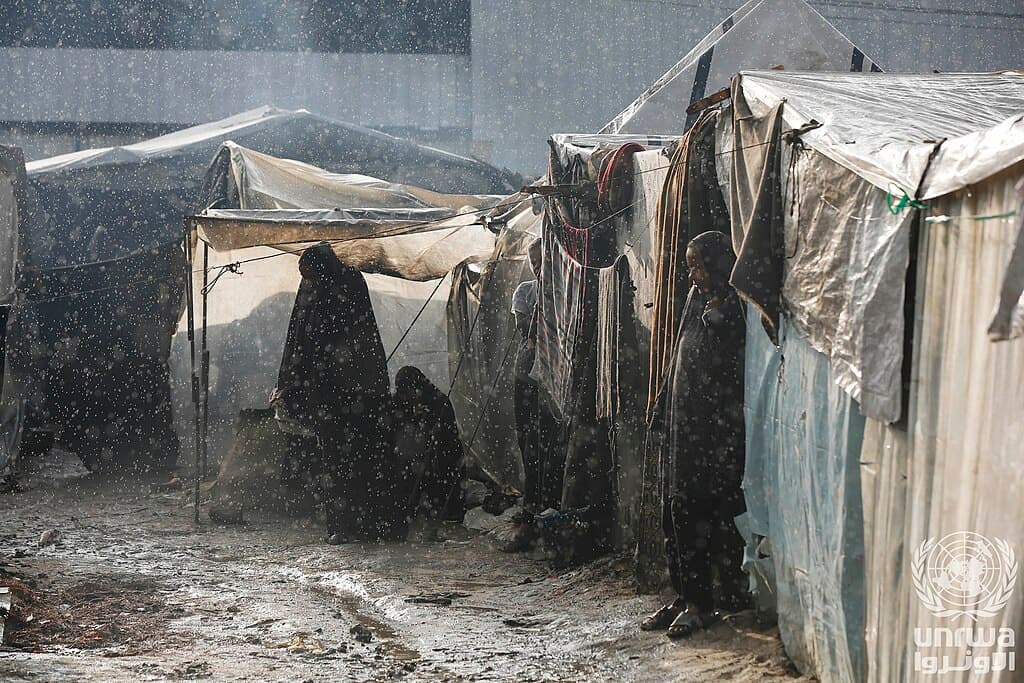 Tiendas de familias desplazadas inundadas por lluvias intensas en Deir al-Balah, Gaza